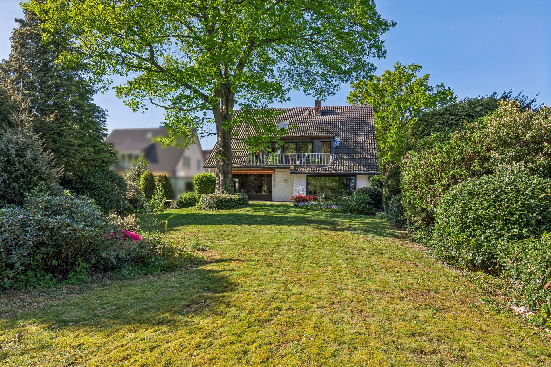 Two-family house with south-facing garden in Refrath – living in a prime location
