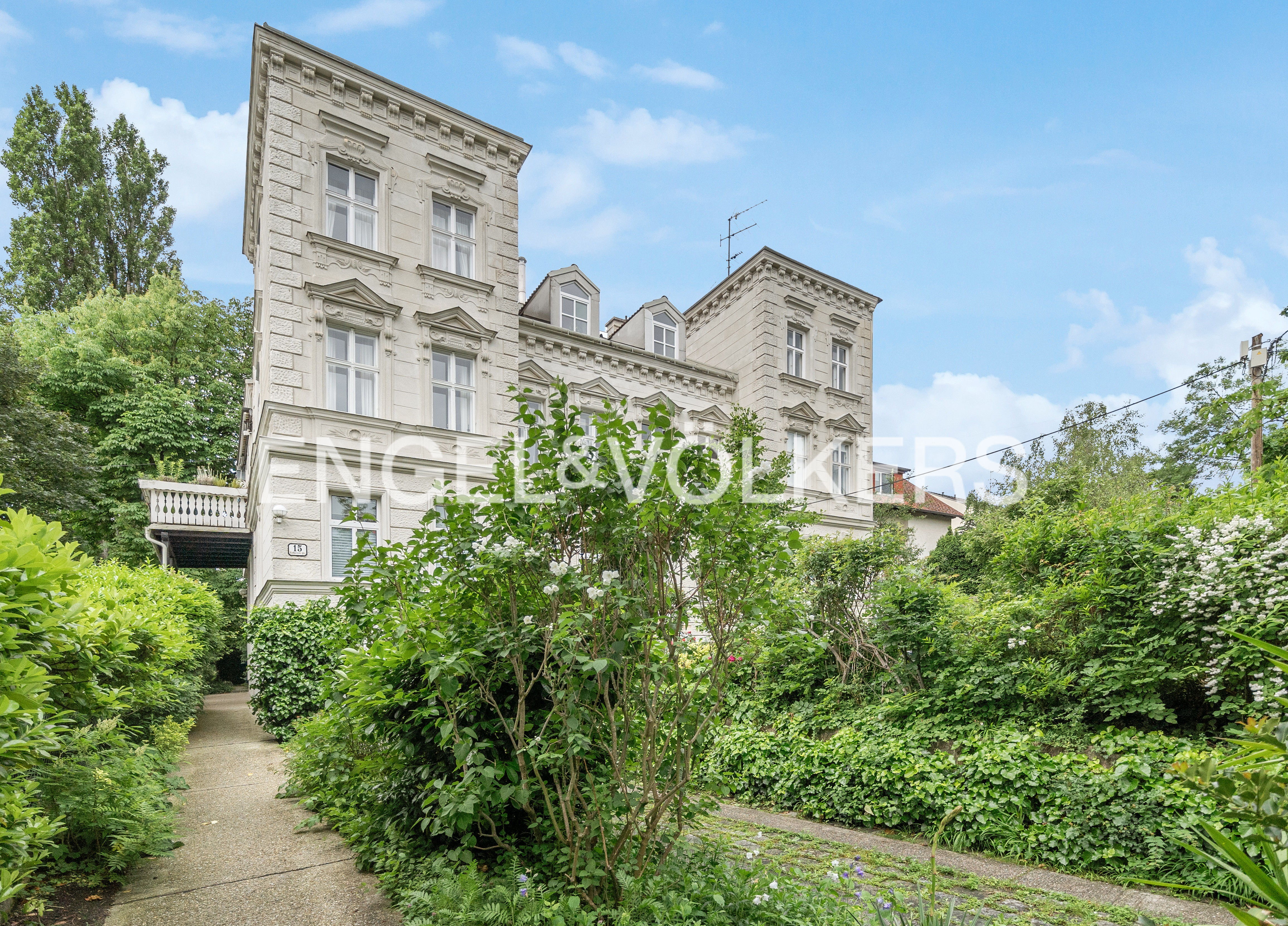 Rarity: Spacious garden dream in a period building on Wilhelminenberg