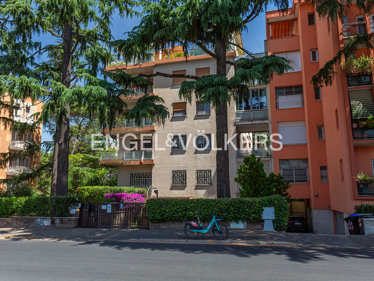 EUR – Elegant apartment with a livable terrace and large outdoor spaces