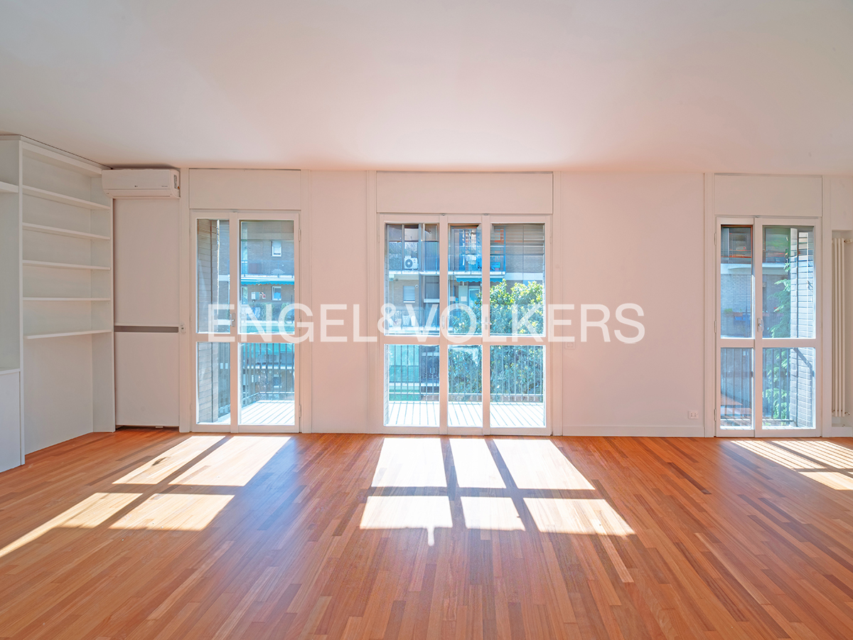 Spacious 4-room apartment with dual exposure, upper floor, in Susa Square