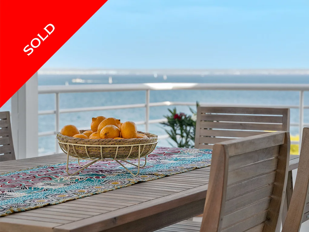 Fully renovated penthouse with sea views