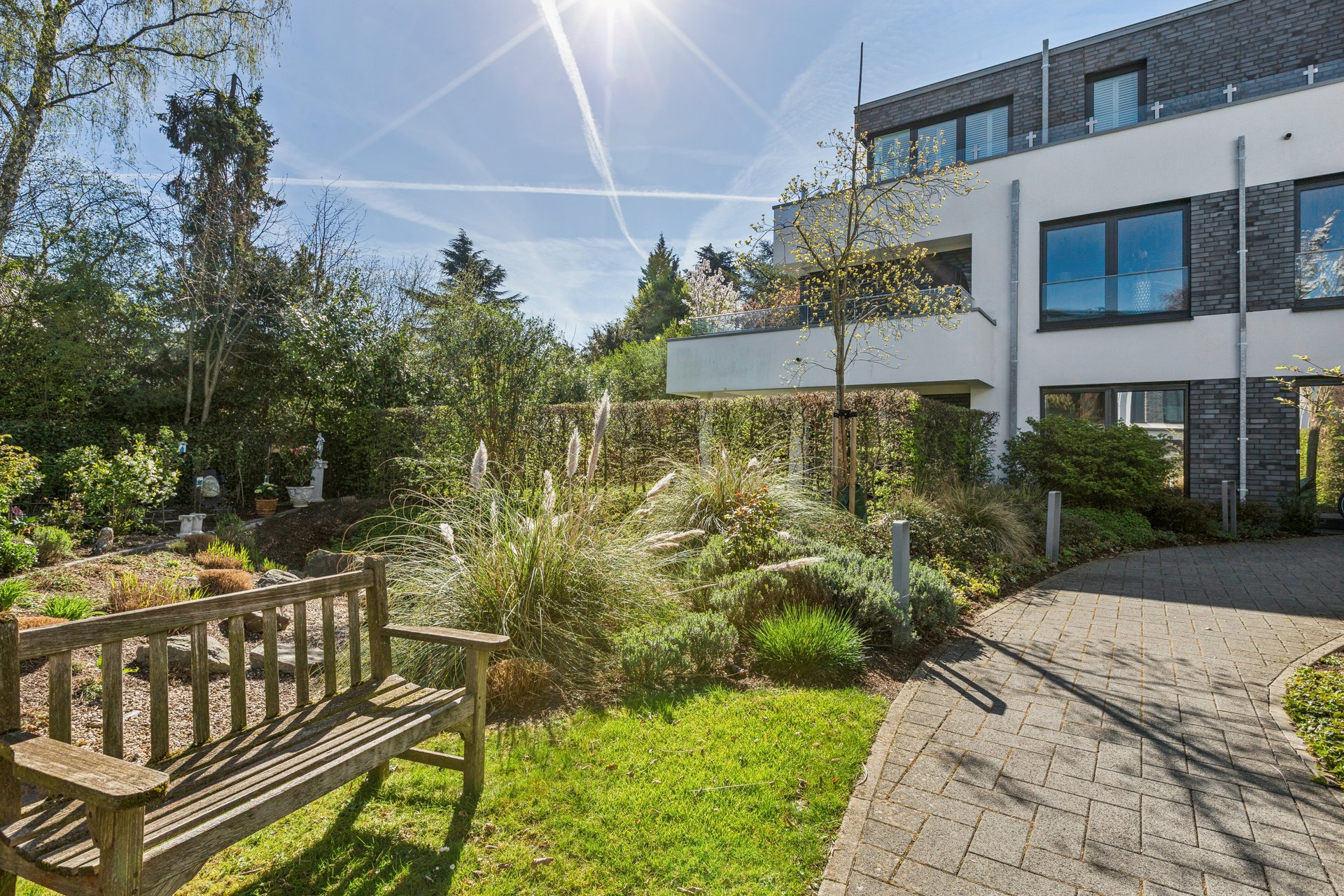 Exklusives Gartenrefugium mit drei Terrassen am Rhein