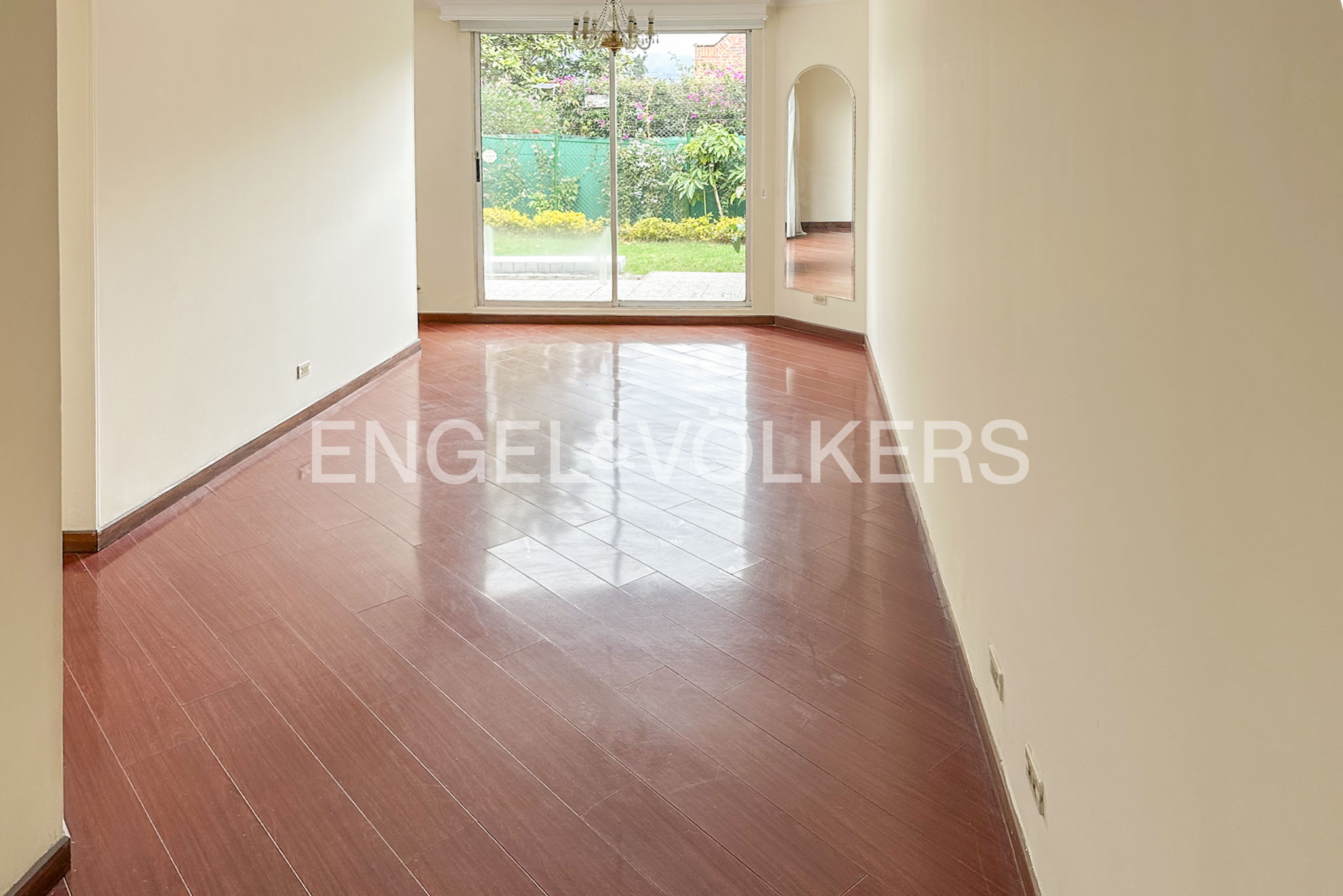 Casa en conjunto cerrado con jardín para venta en Sotileza