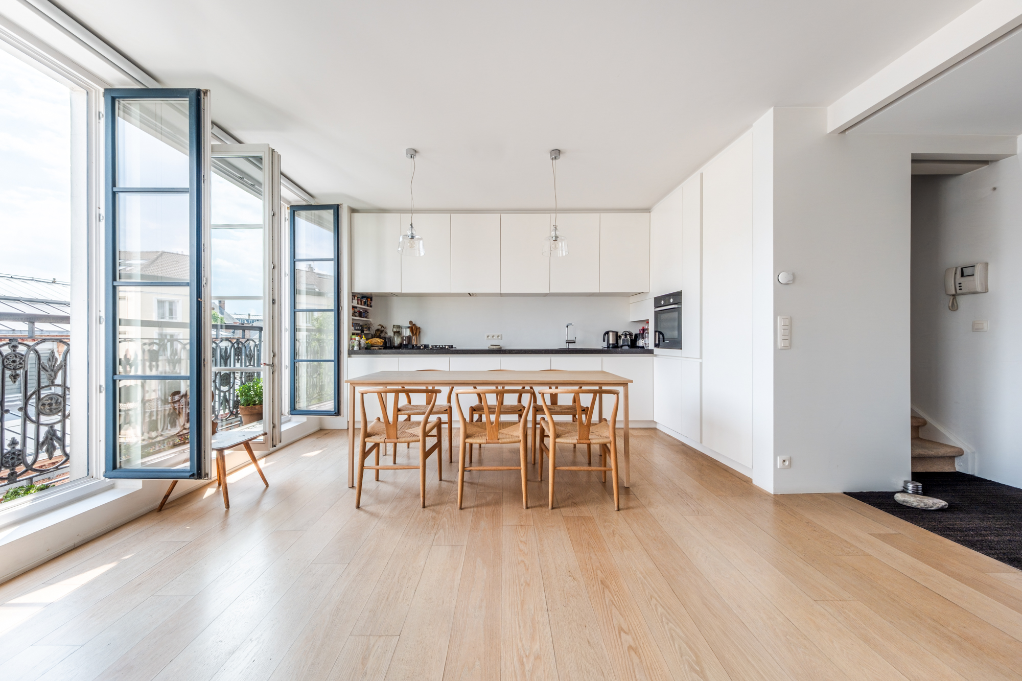Elegant triplex with a rooftop terrace and two parking spaces in the heart of Brussels