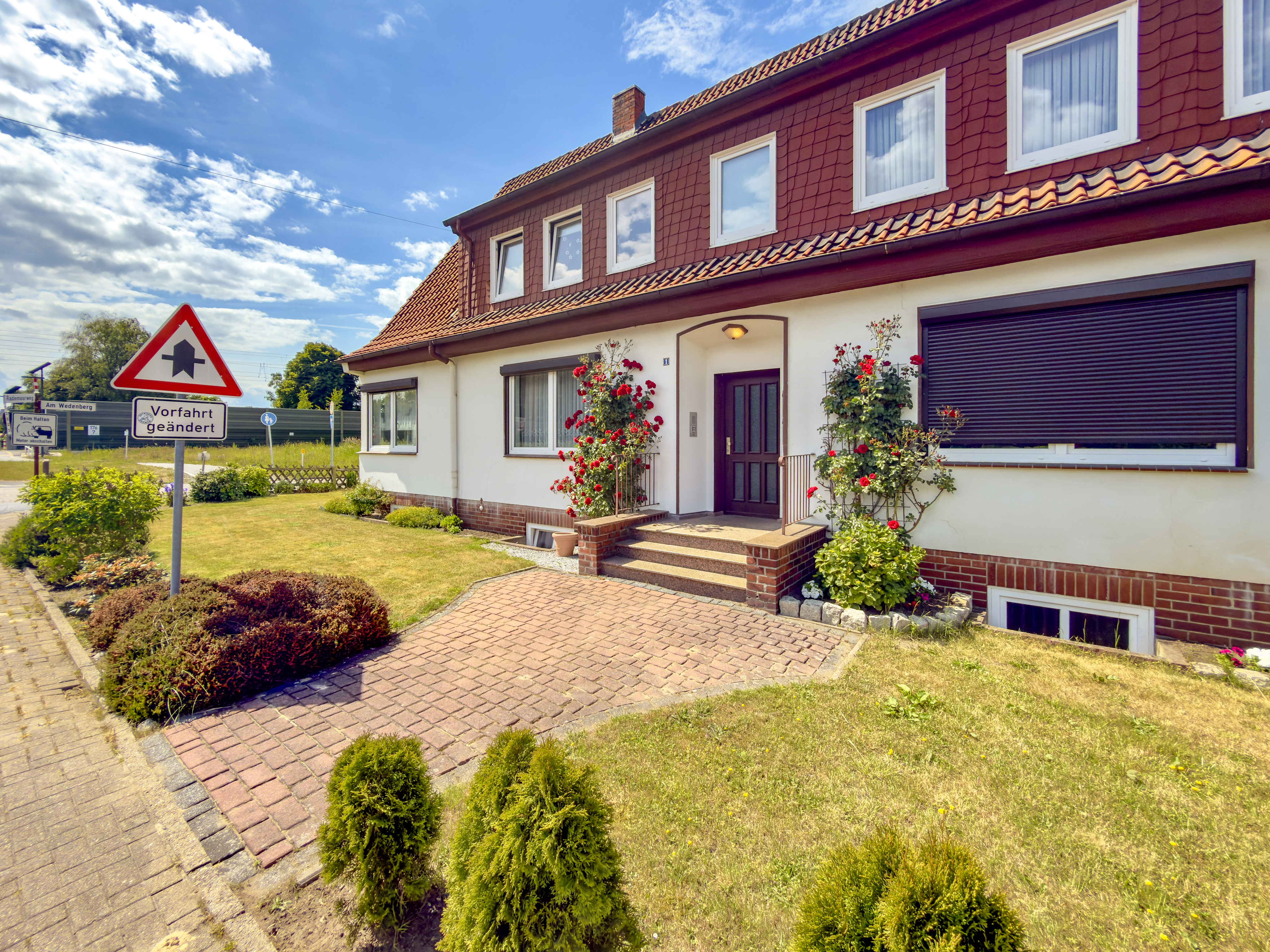 Wohnen mit Gartenflair –                                                        Erdgeschosswohnung mit Garage und viel Lebensqualität