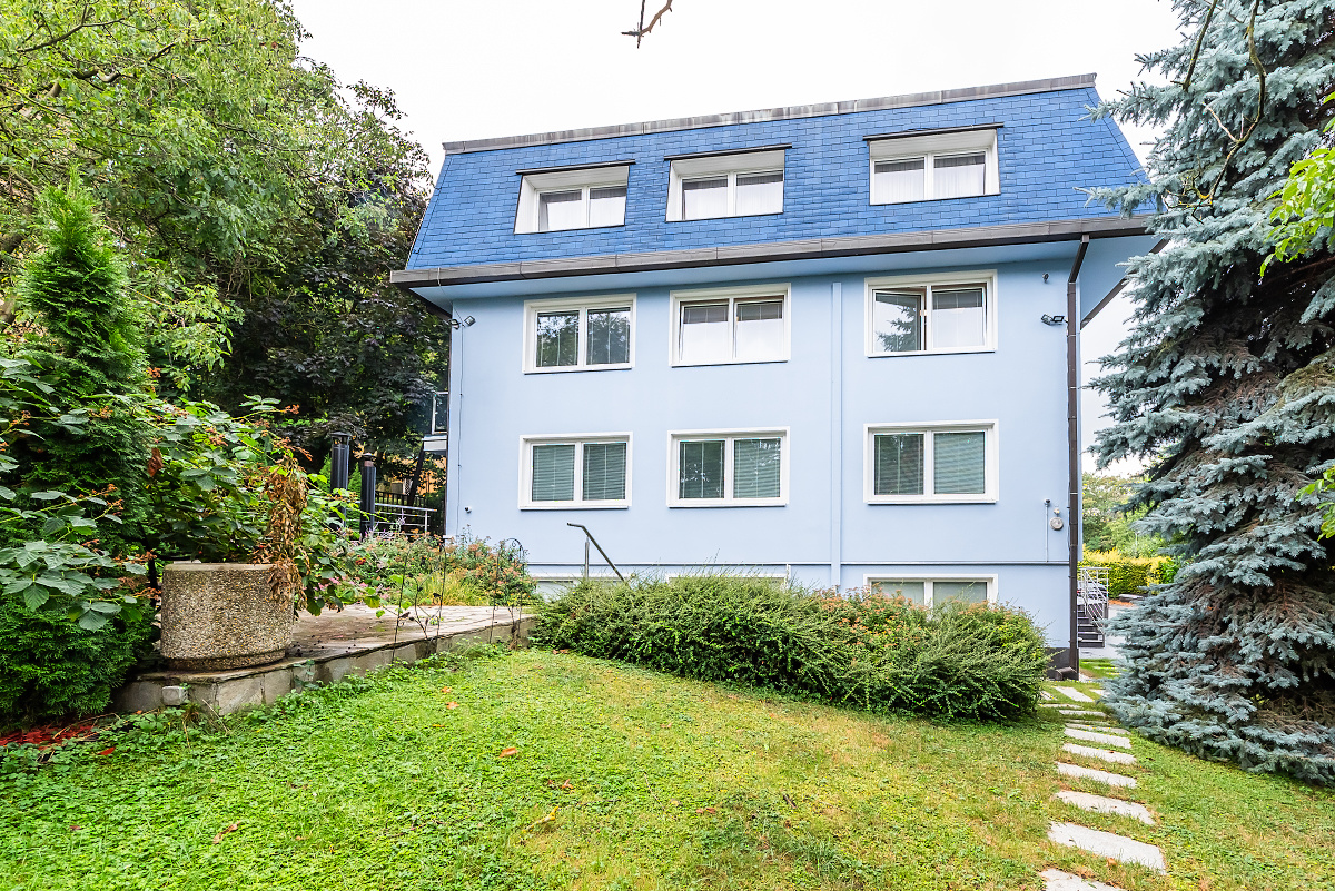 700 m² standalone office building to let in Prague 6