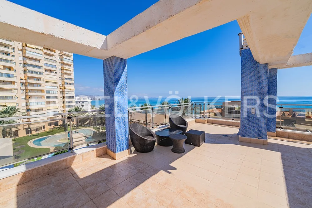 IMPRESIVE PENTHOUSE 235Mts. WITH SEA VIEWS