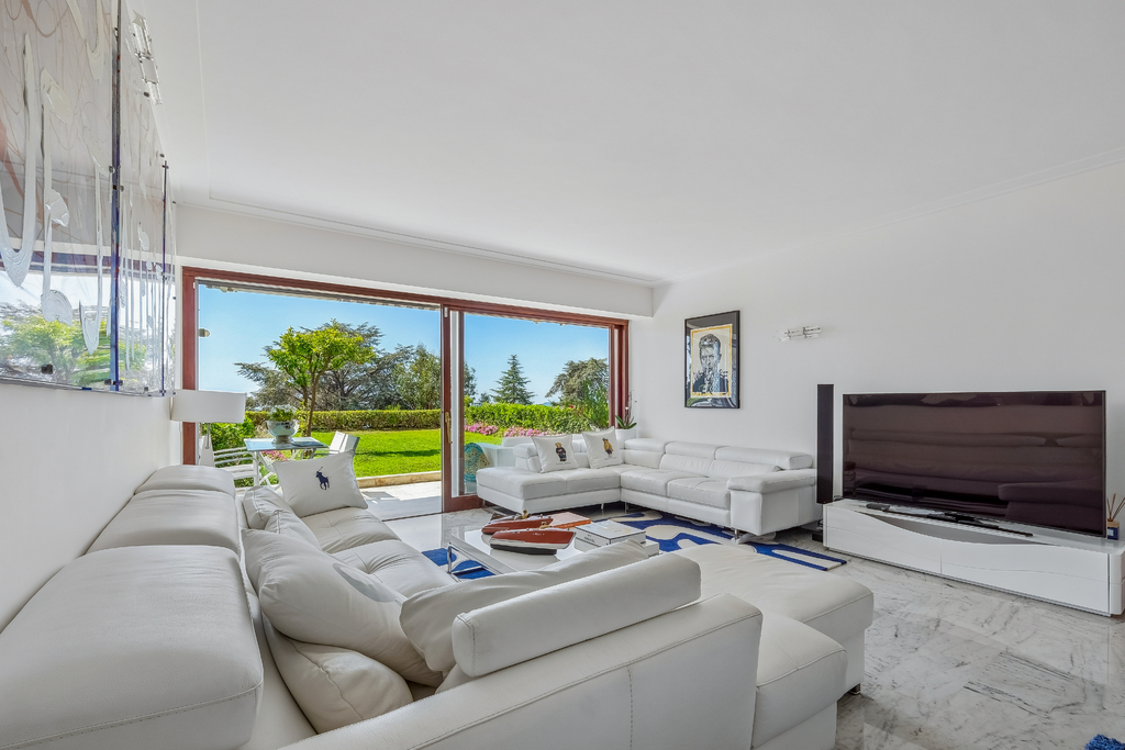 Renovated apartment with sea view and private garden