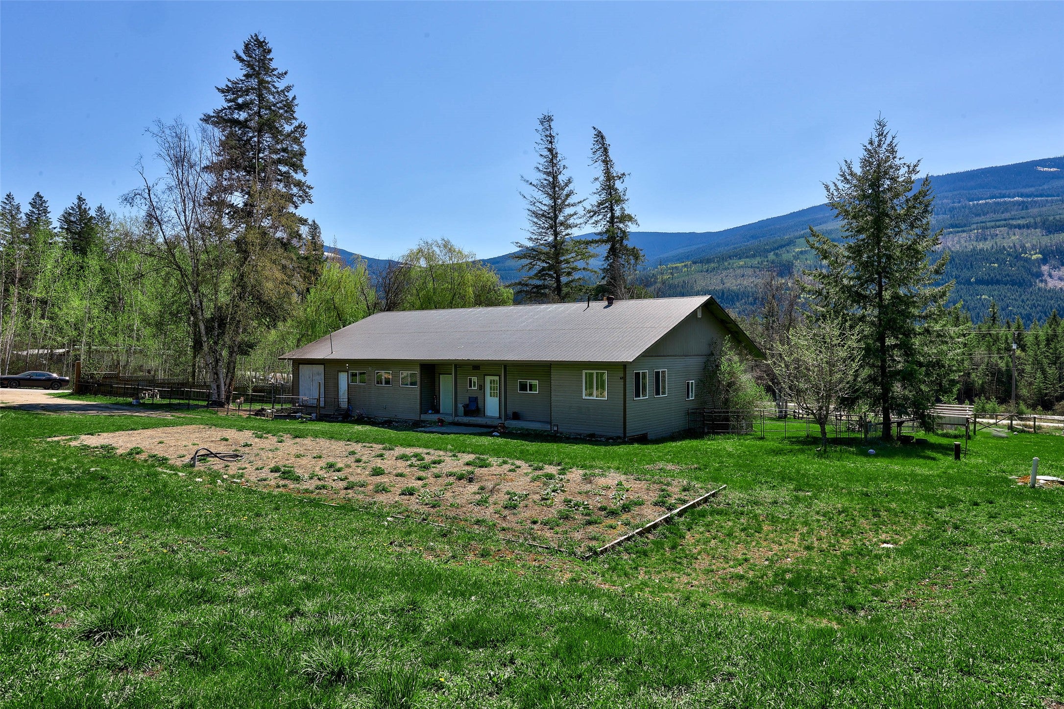Peaceful Rural Setting With Beautiful Mountain Views