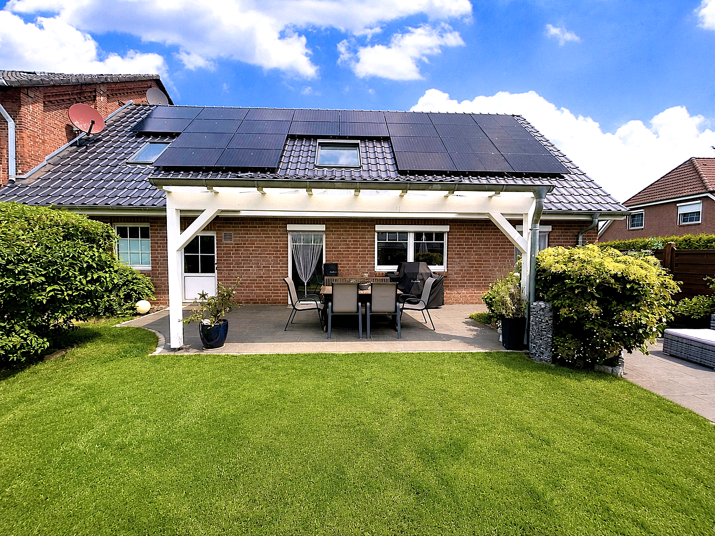 Stilvoll modernisiertes Einfamilienhaus mit Wärmepumpe, Photovoltaikanlage und traumhaftem Garten!