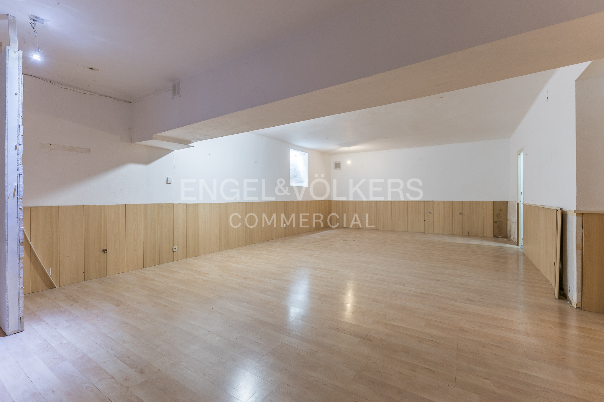 Venta de local Comercial en  la calle Manuel de Falla - Barcelona