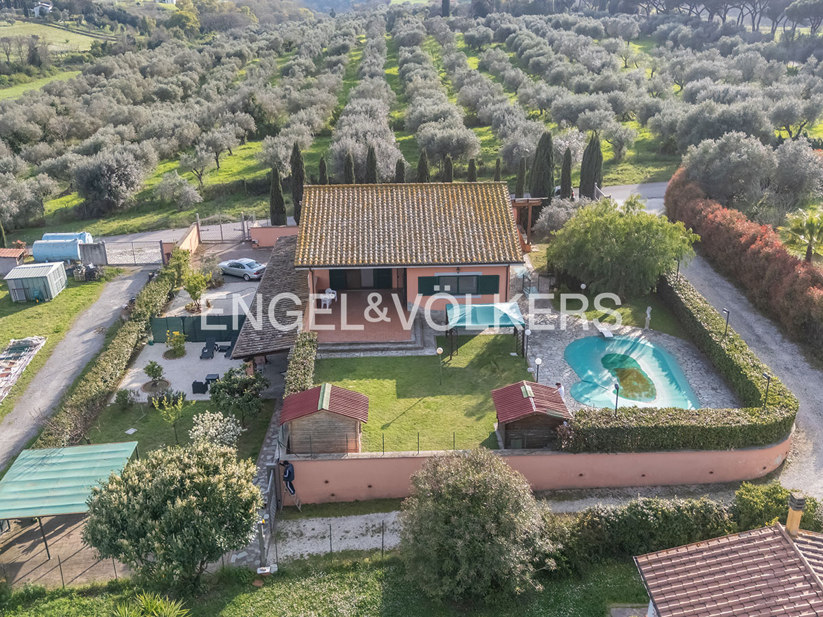 Villa with garden, pool and 7,000 sq m of park