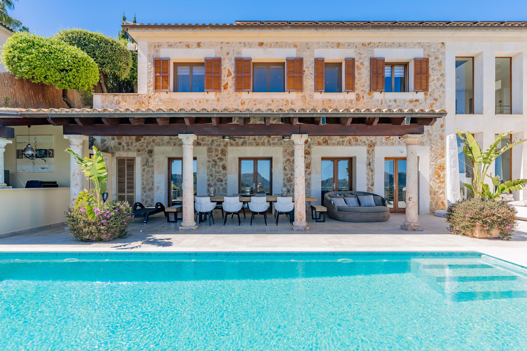 Villa de luxe au design contemporain, située en première ligne du golf à Pollensa, offrant une vue imprenable sur la mer