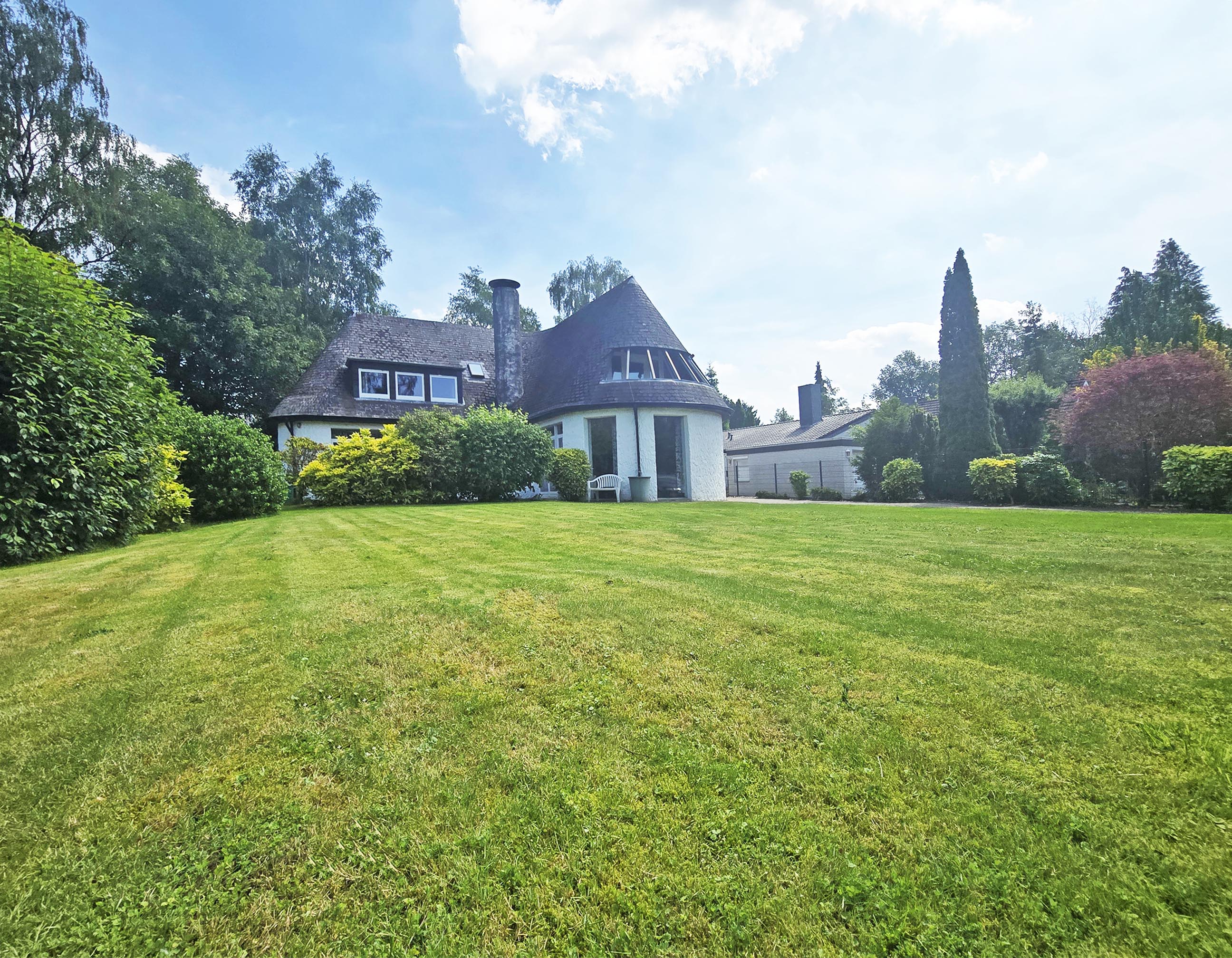 Einfamilienhaus mit besonderer Architektur auf großem Grundstück