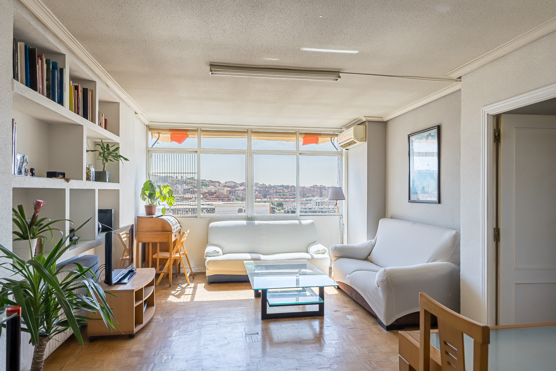Spacious, bright apartment with lovely city views