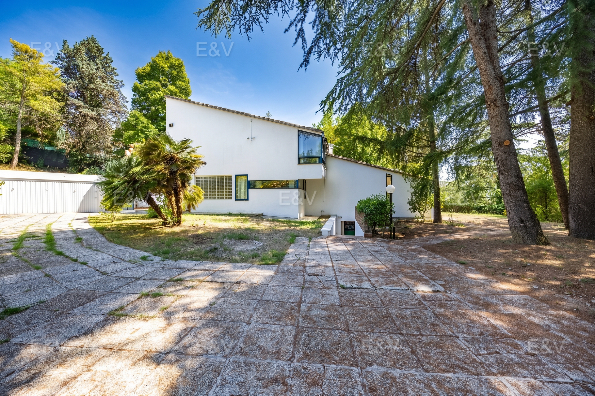 Spacious Villa in residential area