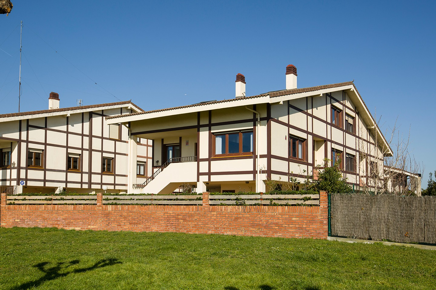Semi-detached chalet with sea views next to Aixerrota Windmill