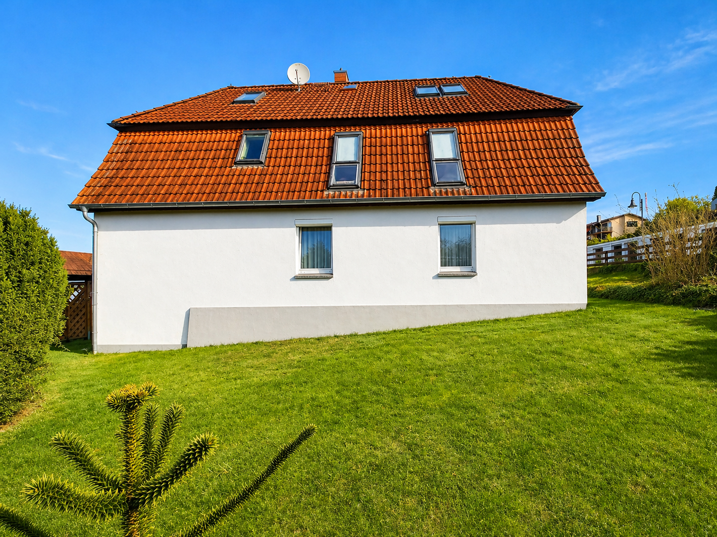 Großzügiges Einfamilienhaus mit 2 Wohneinheiten und großem Grundstück