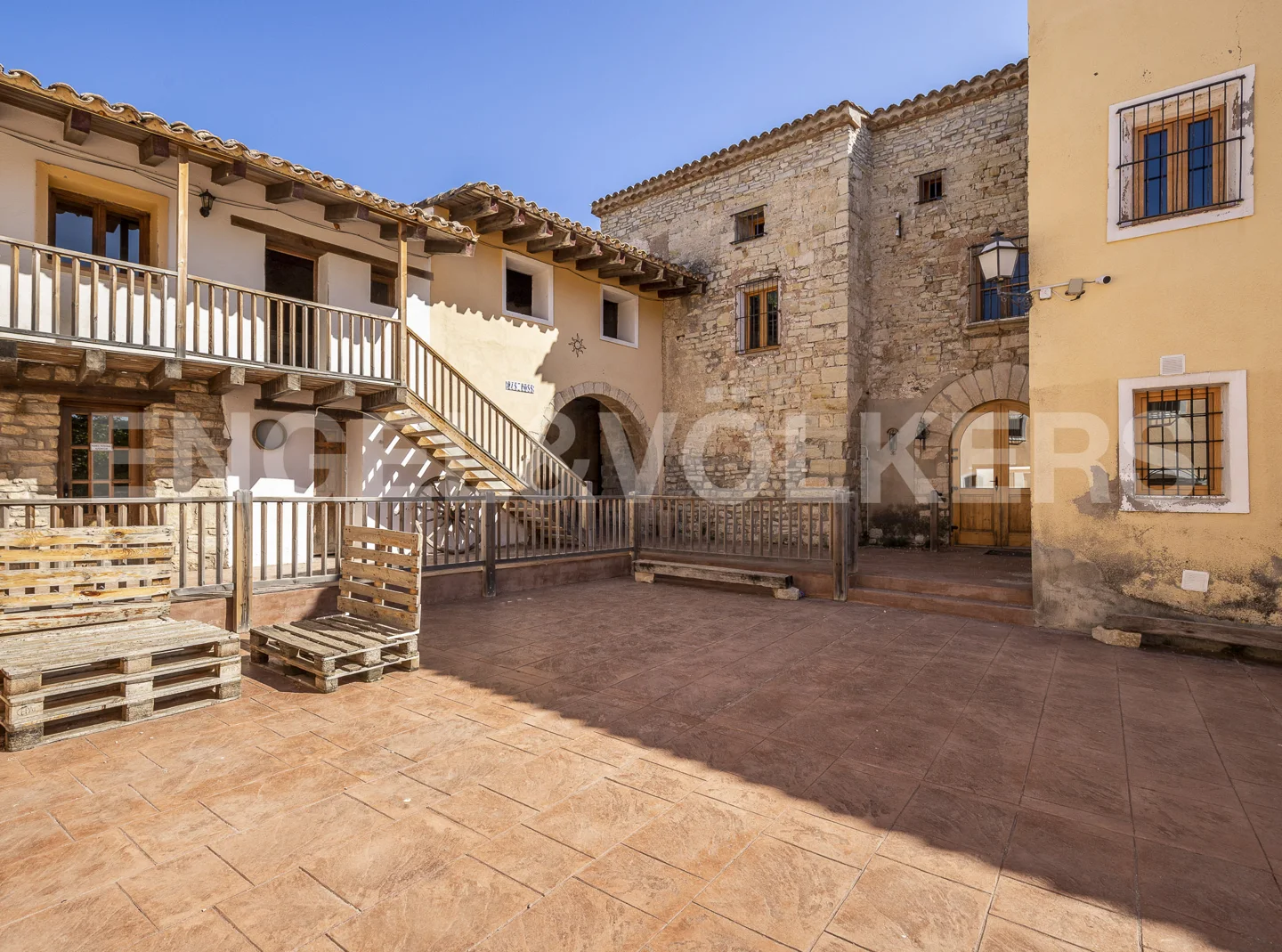 Large complex of farmhouses for investors
