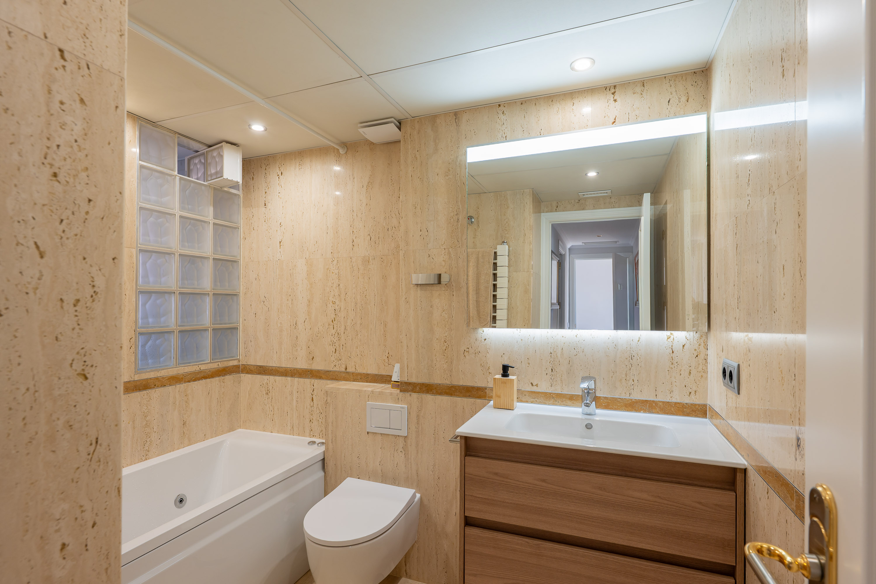 Exterior penthouse with terrace, 2 on-site parking spaces, pool and storage room in Moratalaz
