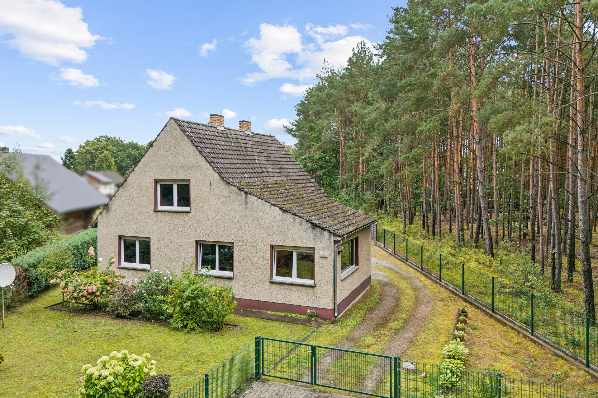 Einfamilienhaus am Waldrand mit Baureserve und zwei Zufahrten