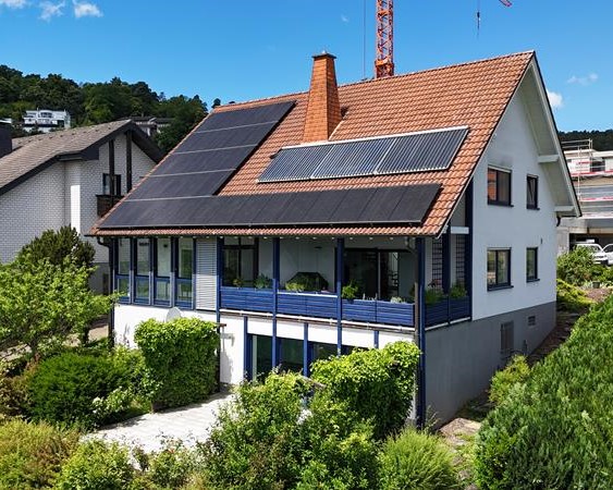 Zeitlos, modernes Architektenhaus mit Hallenschwimmbad, PV-Anlage und einzigartigem Panorama in Weisenheim am Berg!