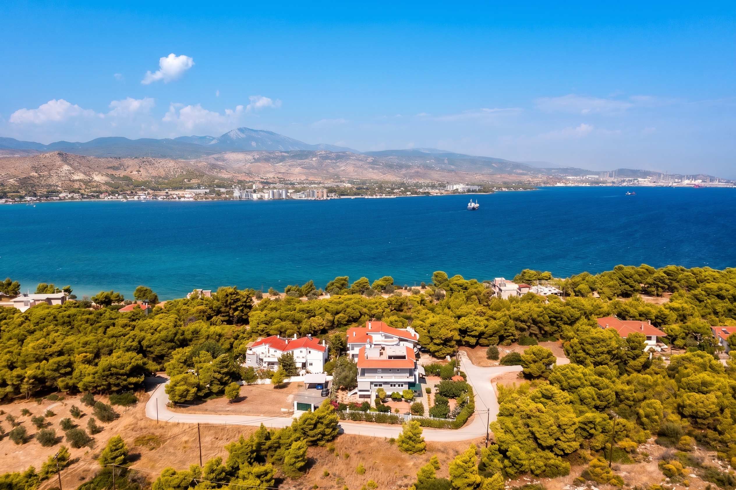 Μια ιδιωτική διώροφη κατοικία δίπλα στη θάλασσα στον Κάβο Ισθμίας [Τροποποίηση με AI]