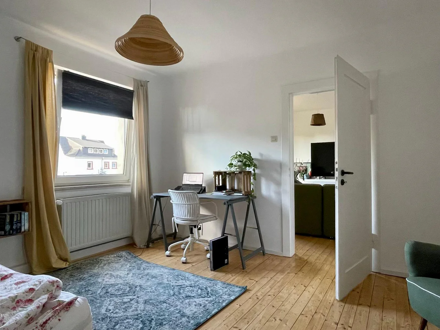 Lichtdurchflutete Altbau-Oase mit Dielenboden und geräumiger Wohnküche - Photo 4