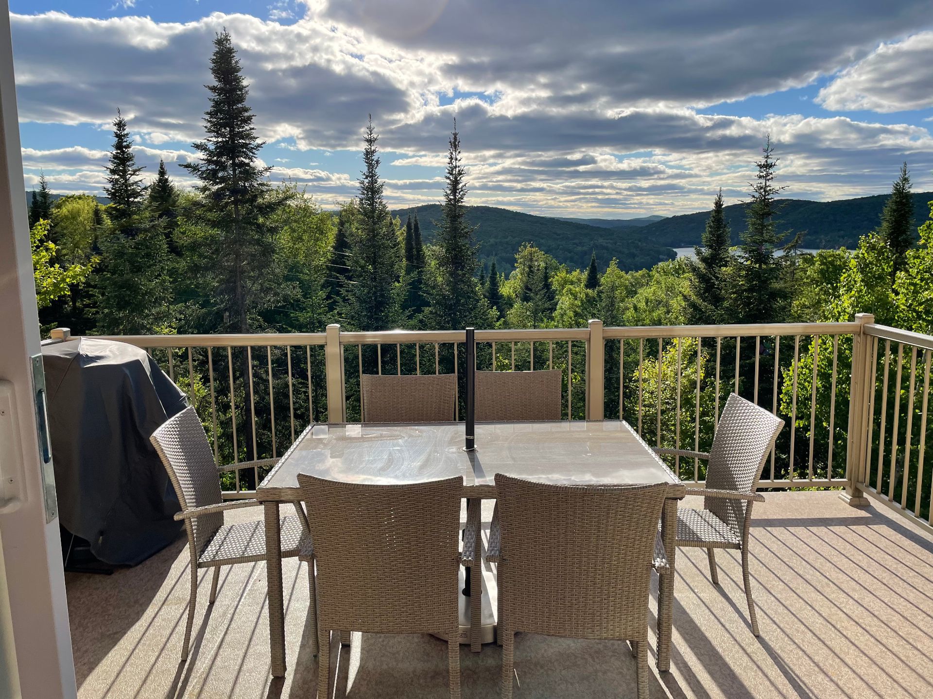 Cap-Tremblant : large 4 bdrm condo overlooking Lac Mercier