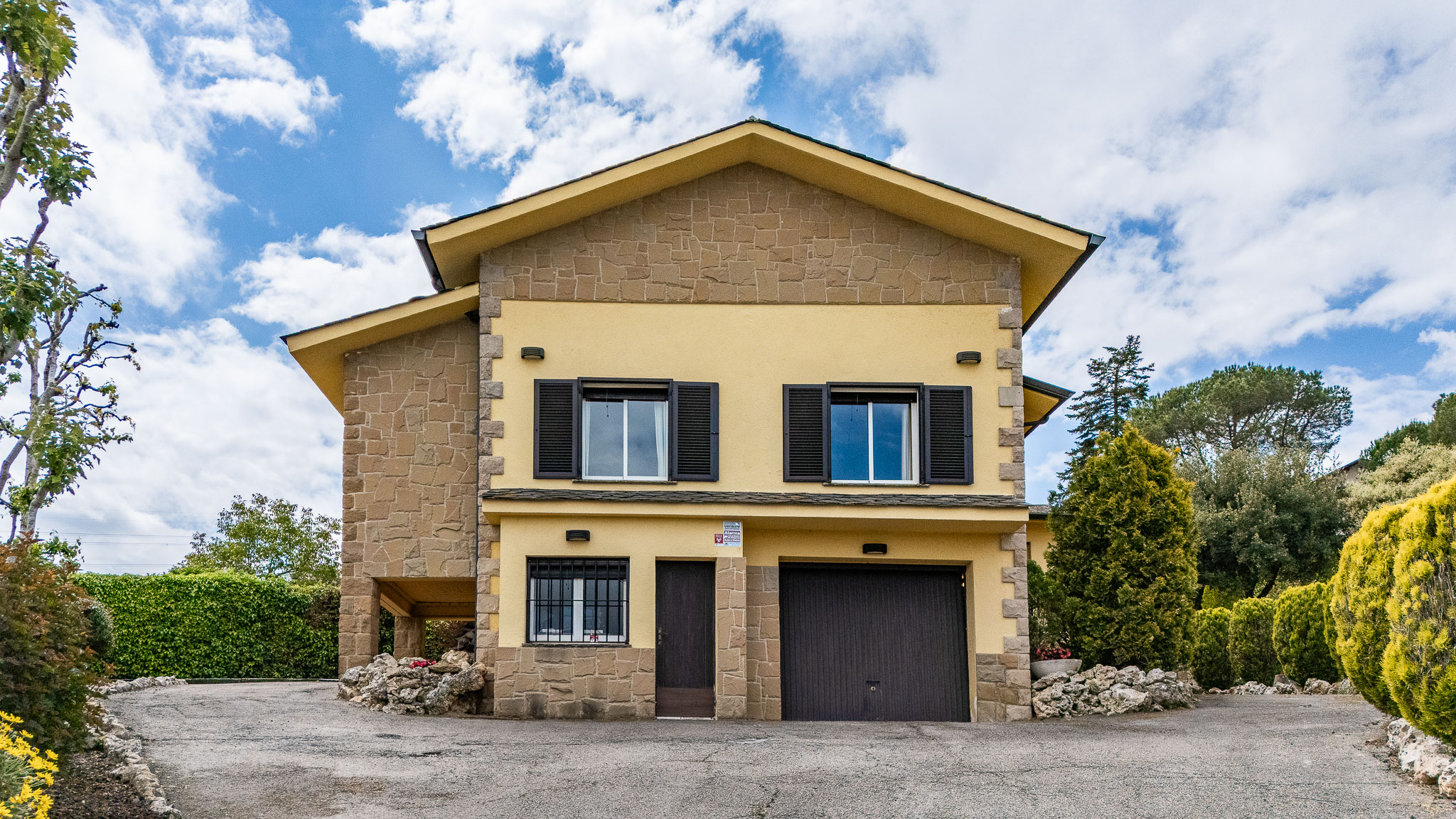 Beautiful single-story house with a large, well-kept garden in Sant Quirze Safaja