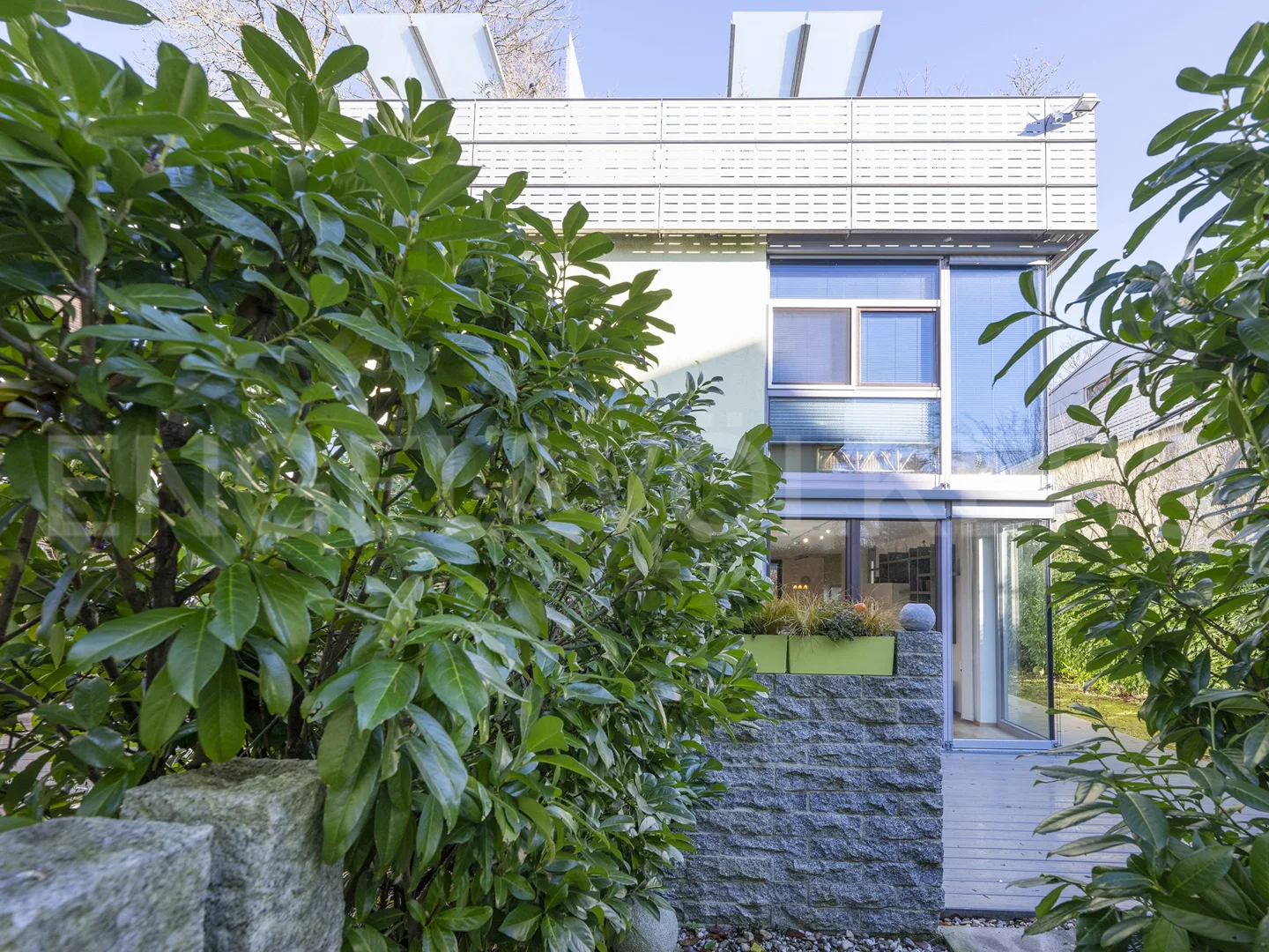 Doppelhaushälfte im Bauhausstil – in ruhiger Lage mit Blick ins Grüne (Biotop)