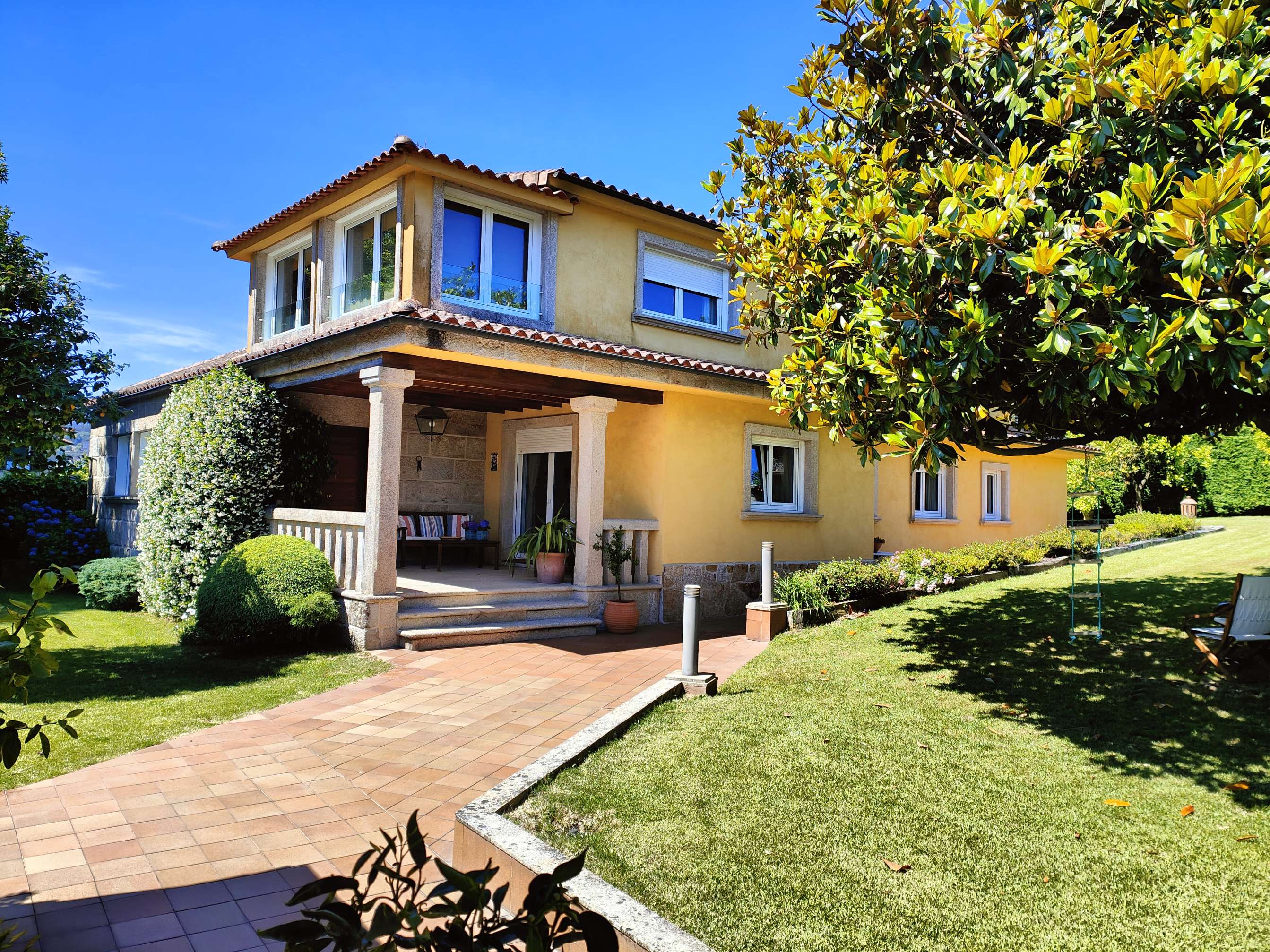 Casa de 5 dormitorios con piscina y jardín a 1 km del centro de  Pontevedra