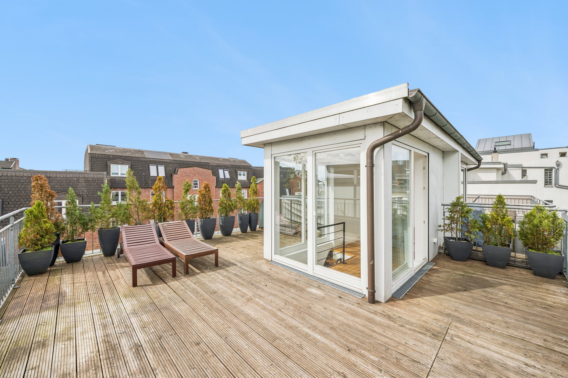 Attraktives urbanes Zuhause über den Dächern Ottensens mit großzügiger Dachterrasse & Balkon