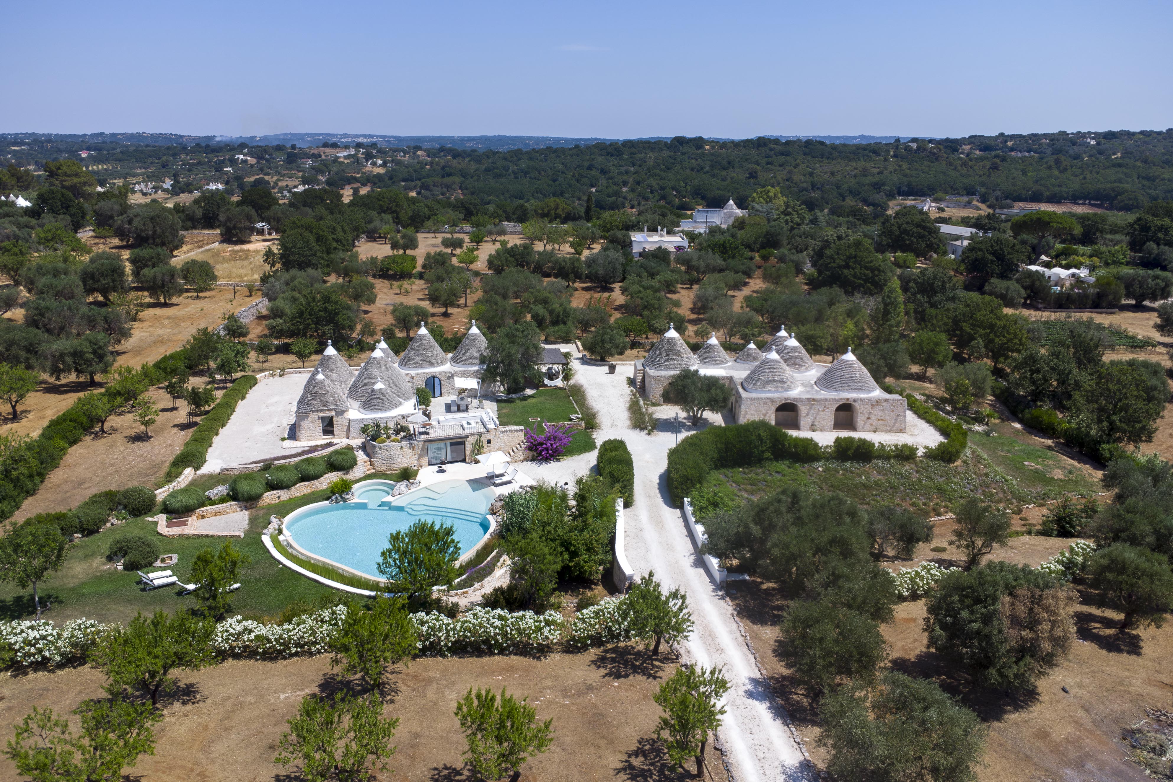 Tenuta di trulli con piscina e parco privato ad Ostuni