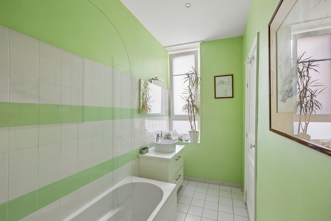 Bright, charming apartment with windows on both sides in the Libération district