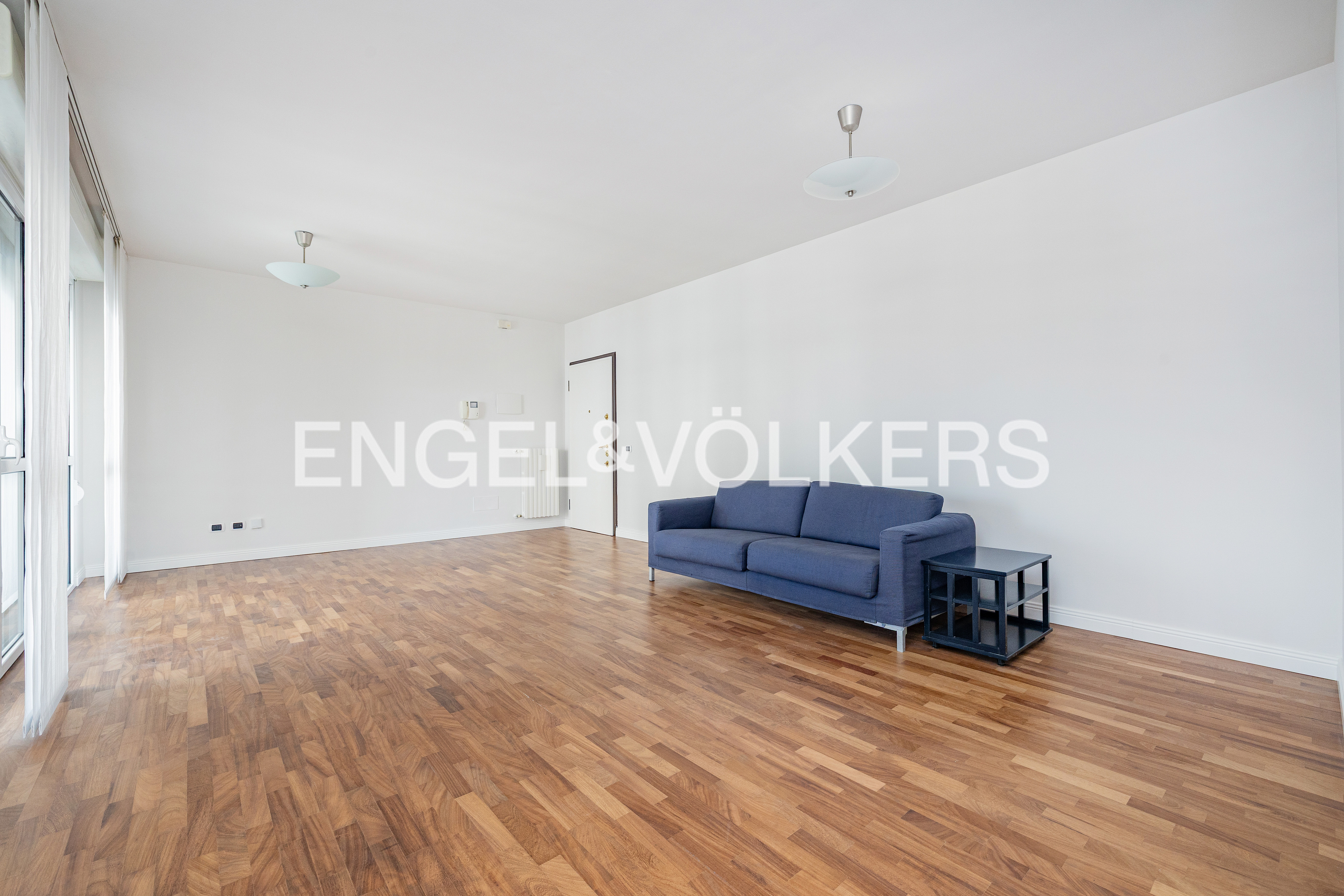 Spacious two-bedroom flat with terrace – Via Savona