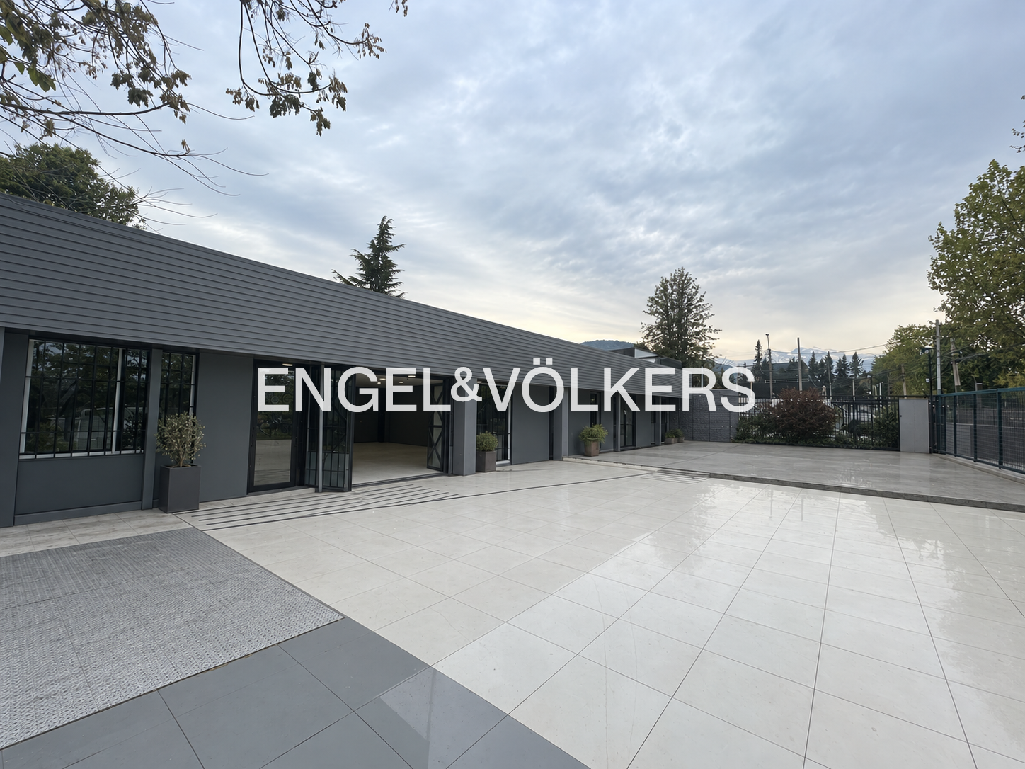Local comercial en Vitacura | 274 m2 construidos | 702 M2 Terreno