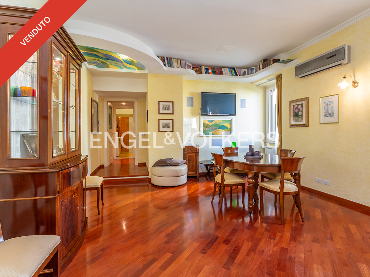 Elegant renovated one-bedroom apartment on a high floor, with option for a garage in Verdi Square