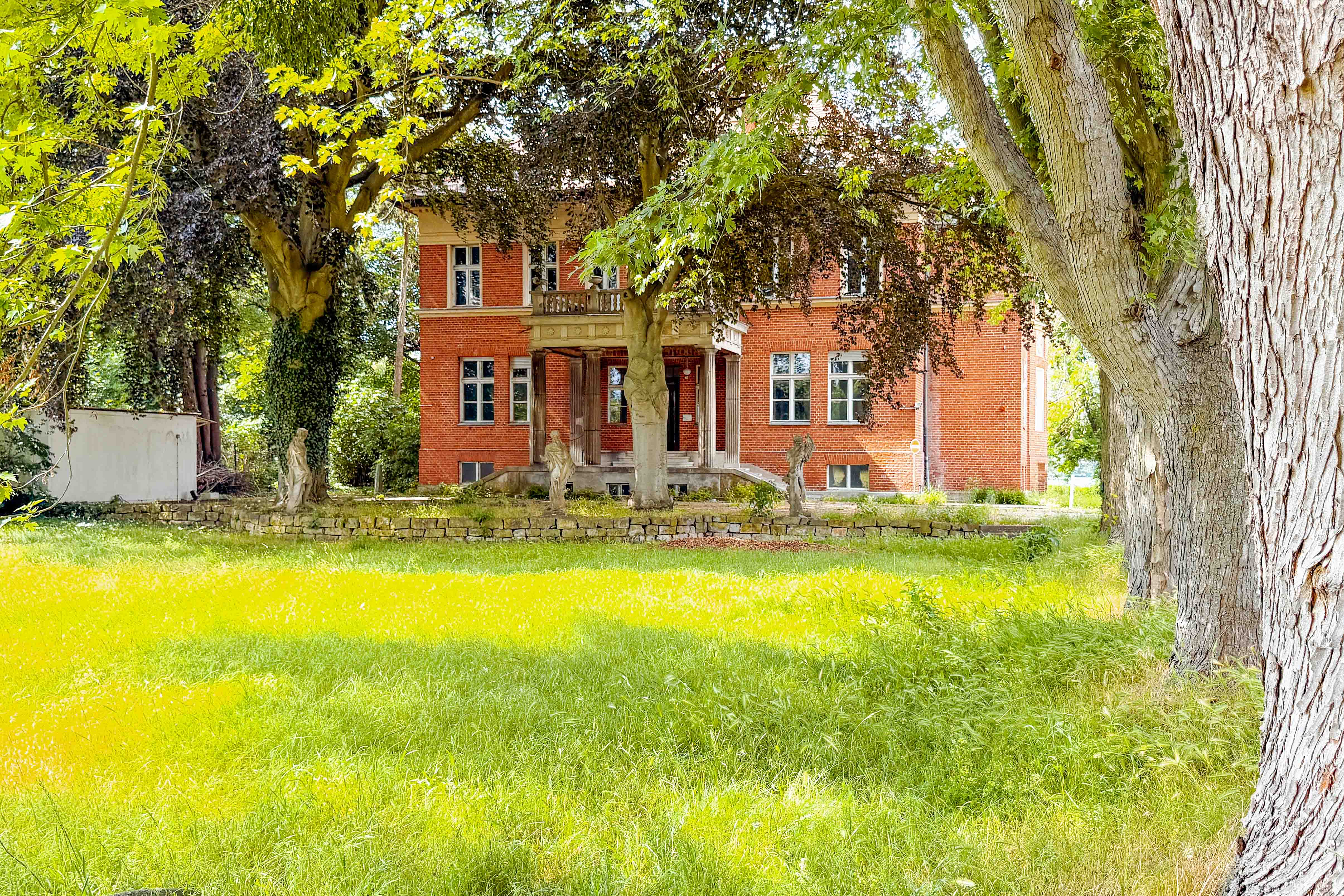 Heritage-listed villa complex directly on the waterfront, in need of renovation