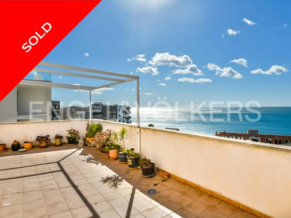 Well maintained penthouse with sea view
