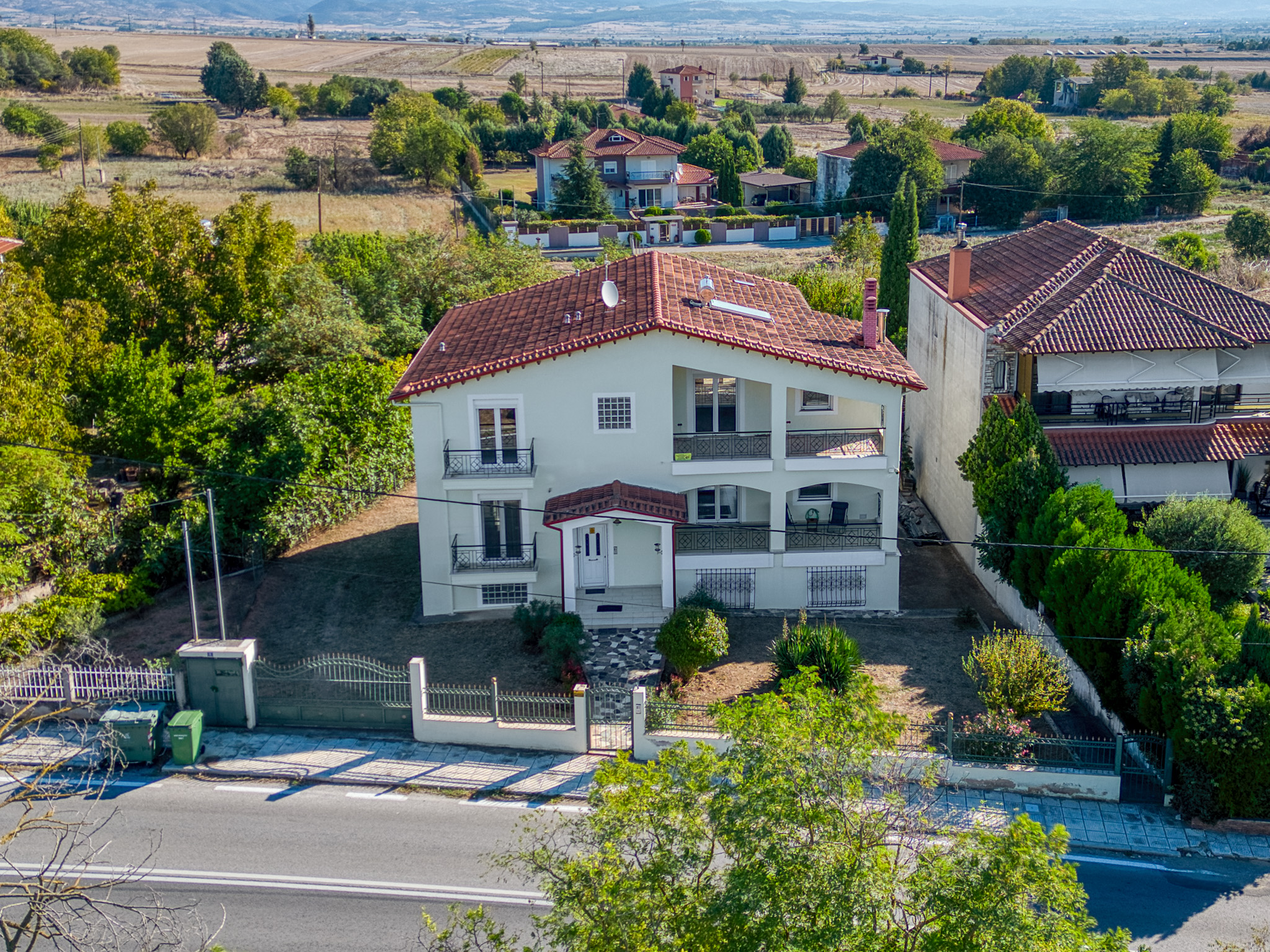 3-story detached house with an 800 sq. m. plot