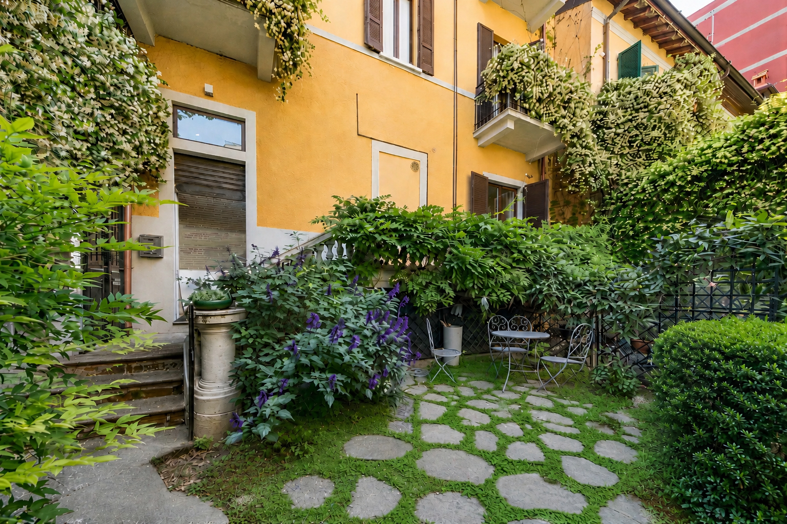 Two-level apartment in a Liberty-style villa with private garden