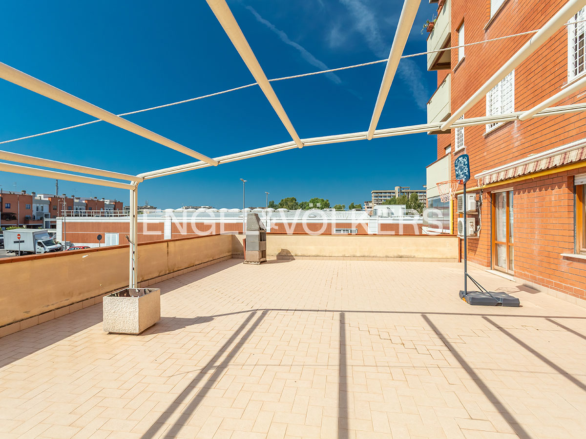 Acilia, bright three-room apartment with an extraordinary outdoor space