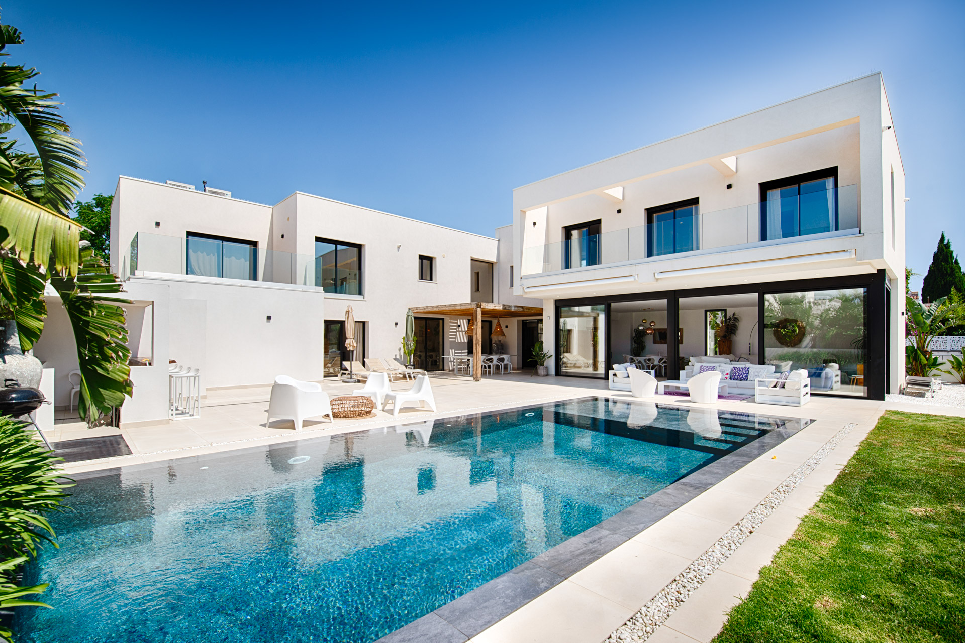 Villa with 25 m mooring and south-facing orientation