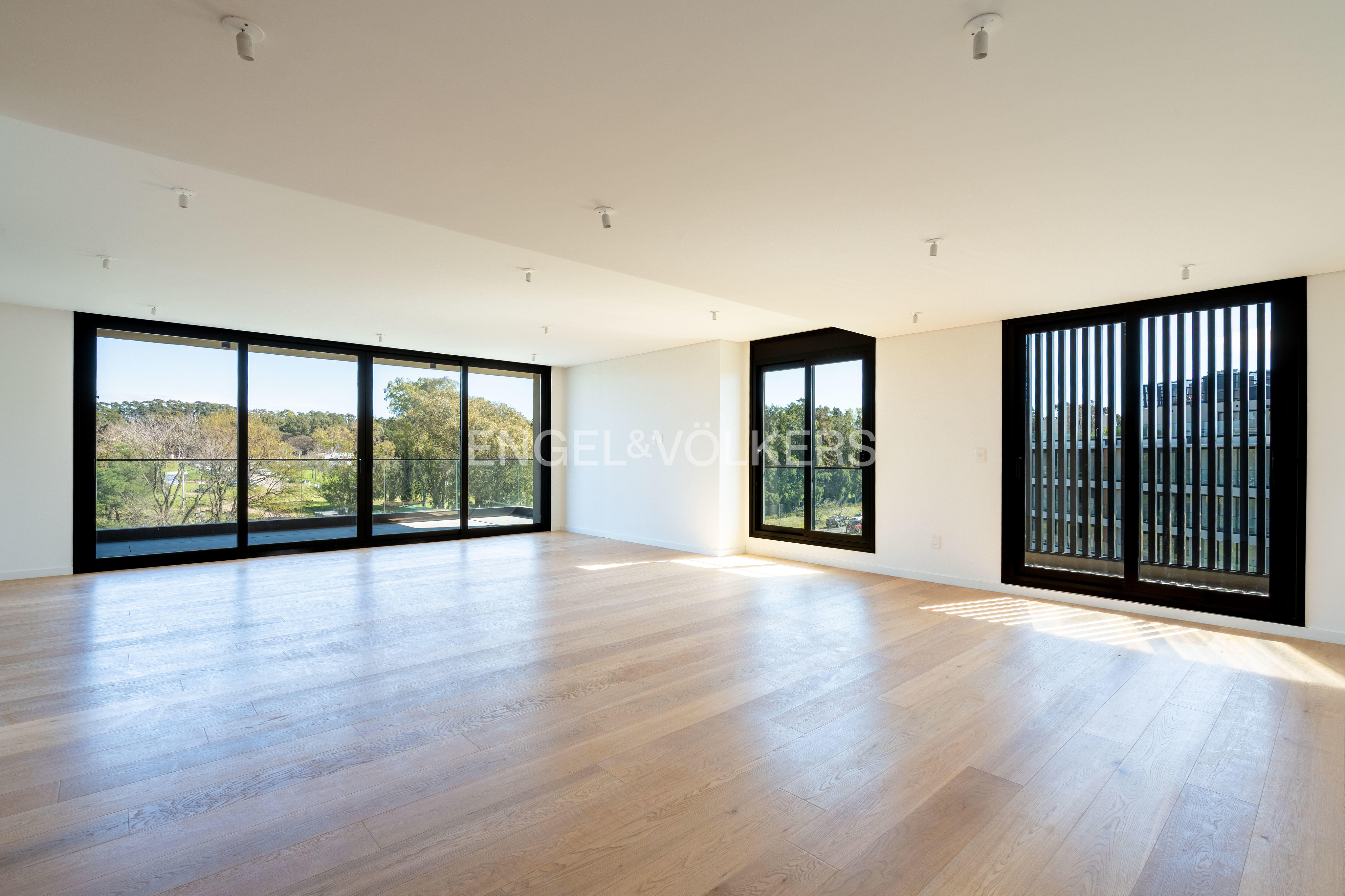 Exclusive 4-bedroom apartment with staff quarters and private rooftop for sale in Barrio Parques II