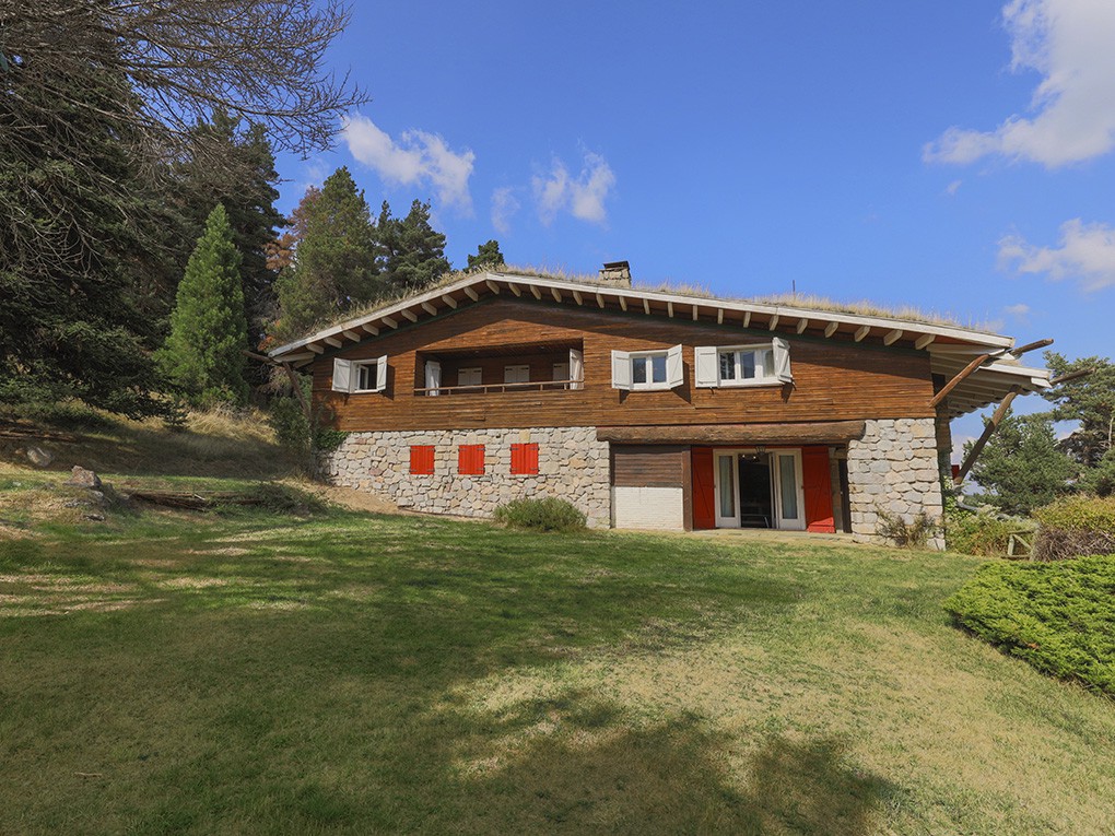 Rustic chalet with large divisible land