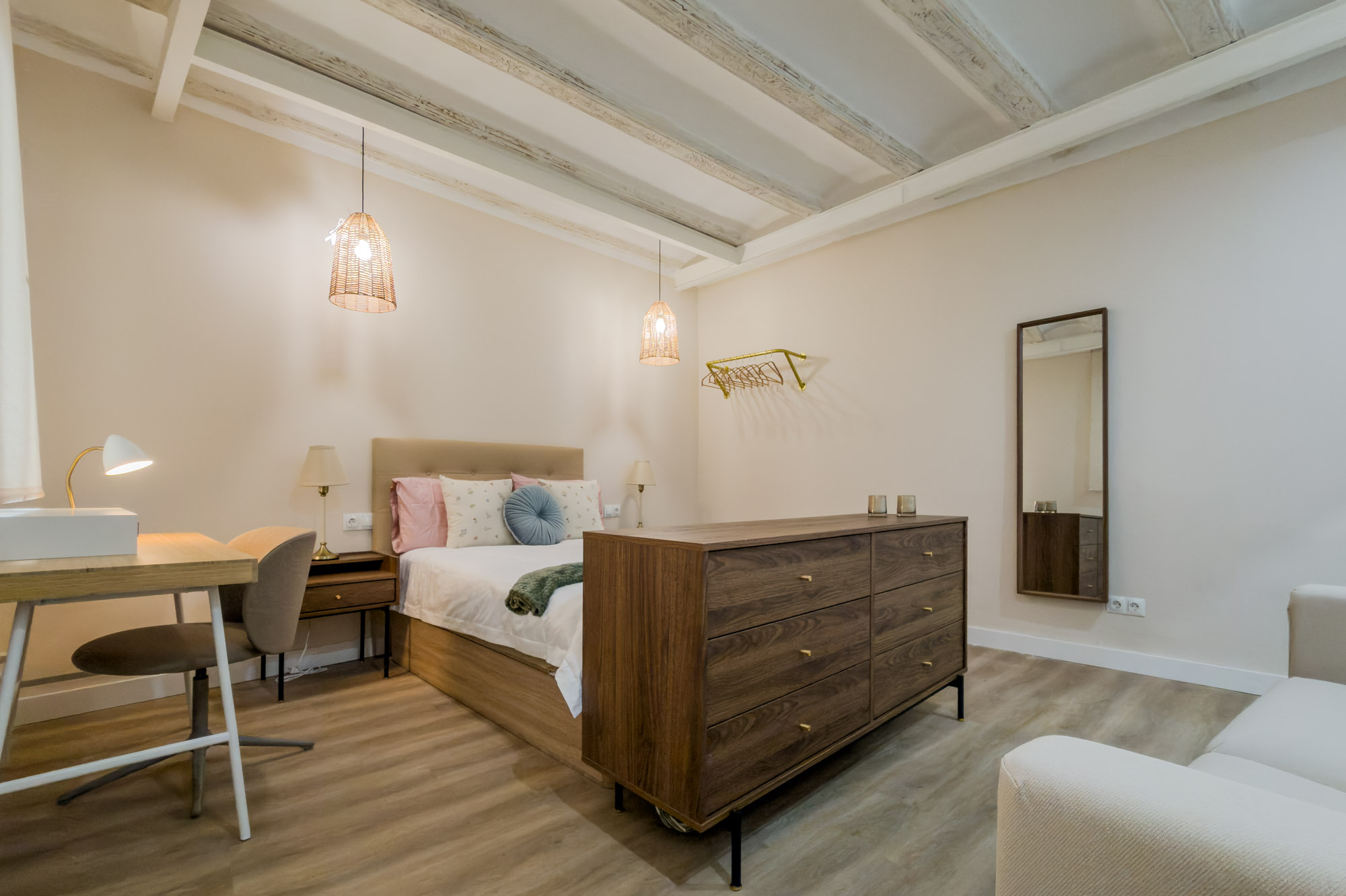 Short-term vacation rental | Elegant 2-bedroom designer apartment in the Gothic Quarter