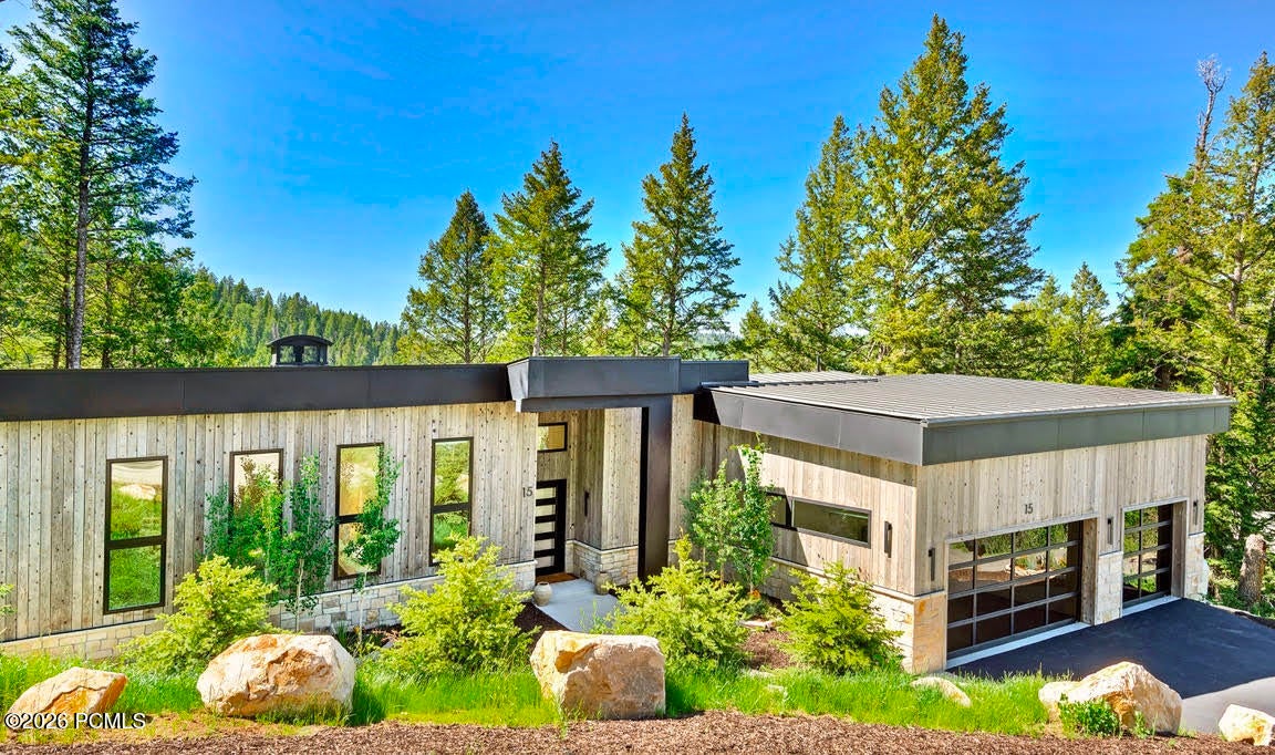 Architecturally Distinctive Mountain Retreat