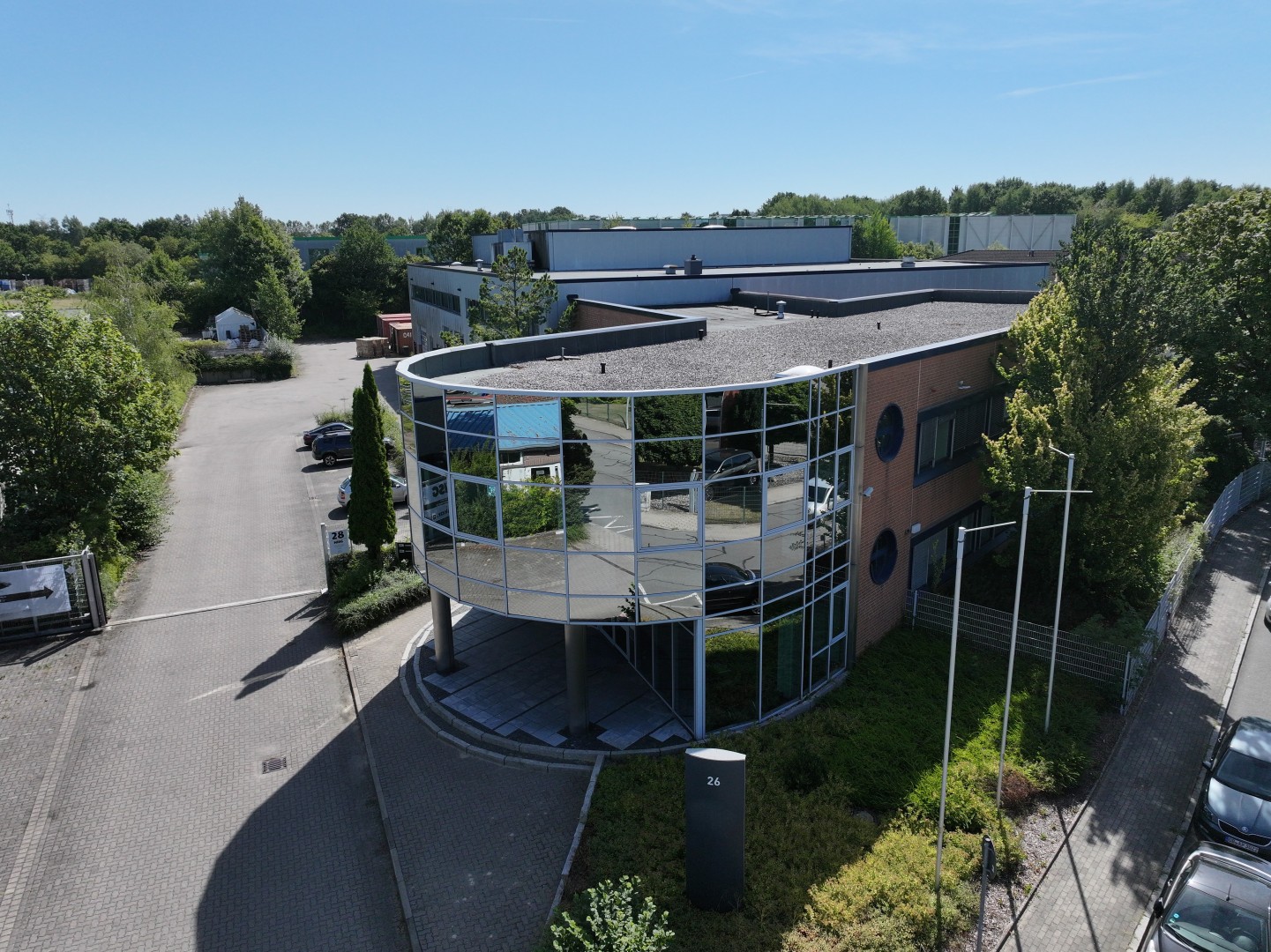 Moderne Büroflächen auf einem Gewerbehof in Reinbek