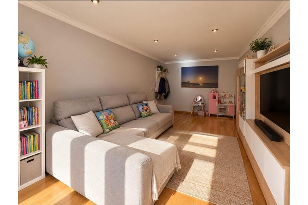 E&V sells a move-in-ready two-bedroom apartment in Abesadas, Ribeira